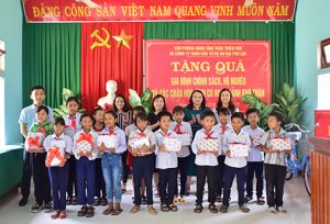Văn phòng UBND tỉnh phối hợp với Công ty Đại Phú Lộc (VNG) tổ chức thăm, tặng quà cho gia đình chính sách, hộ nghèo xã Hồng Quảng